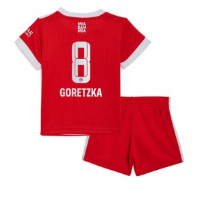 Bayern Munich Leon Goretzka #8 kläder Barn 2022-23 Hemmatröja Kortärmad (+ korta byxor)
